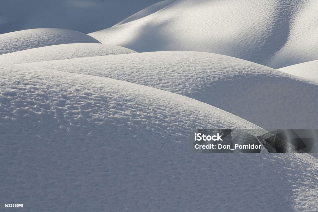 Neve hills em clima ensolarado - Foto de stock de Azul royalty-free