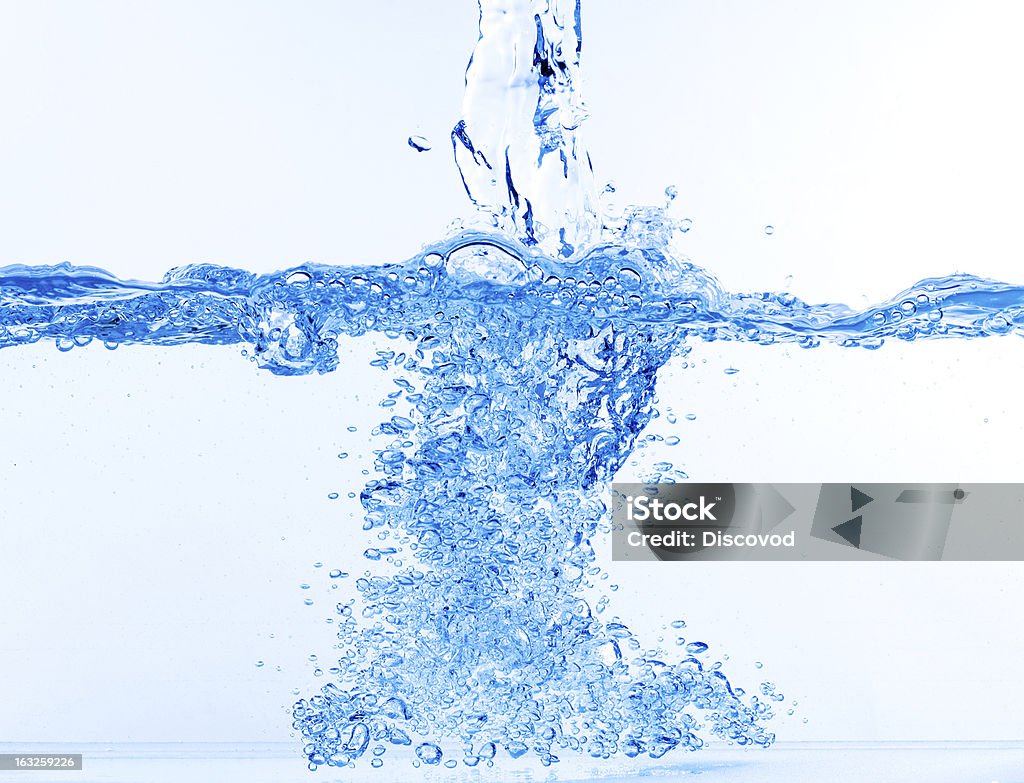 Corriente de agua que caer en el tanque - Foto de stock de Abstracto libre de derechos