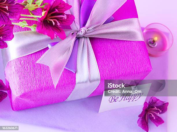 Scatola Regalo Con Fiori Rosa - Fotografie stock e altre immagini di Bouquet - Bouquet, Candela - Attrezzatura per illuminazione, Cartolina di auguri