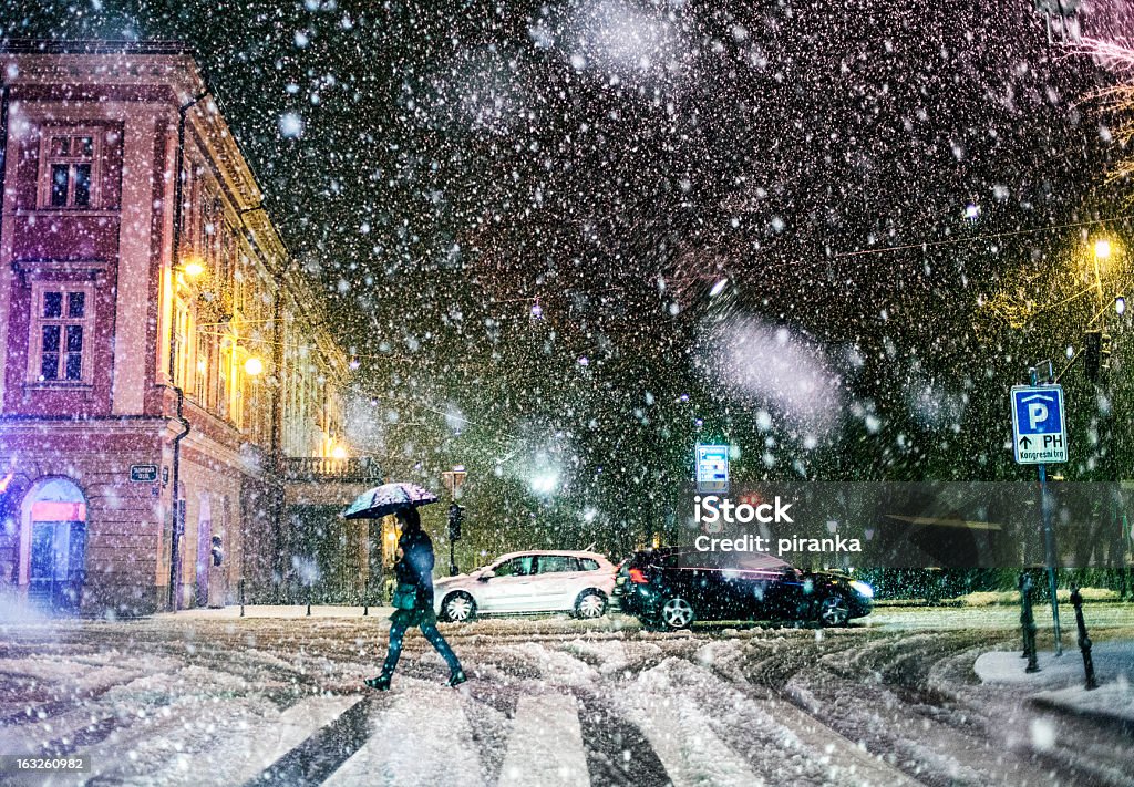 Estrada urbana em uma tempestade de neve forte - Foto de stock de Inverno royalty-free