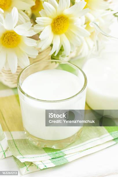 Milch Stockfoto und mehr Bilder von Bildkomposition und Technik - Bildkomposition und Technik, Blume, Erfrischung