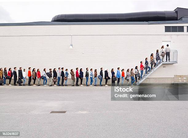 Esperar Na Fila - Fotografias de stock e mais imagens de Esperar na fila - Esperar na fila, Pessoas em Fila, Longo