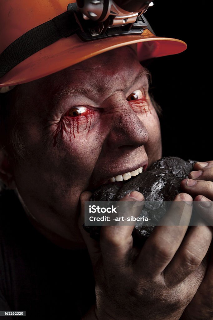 maniac o trabalhador gnaws carvão - Foto de stock de Adulto royalty-free