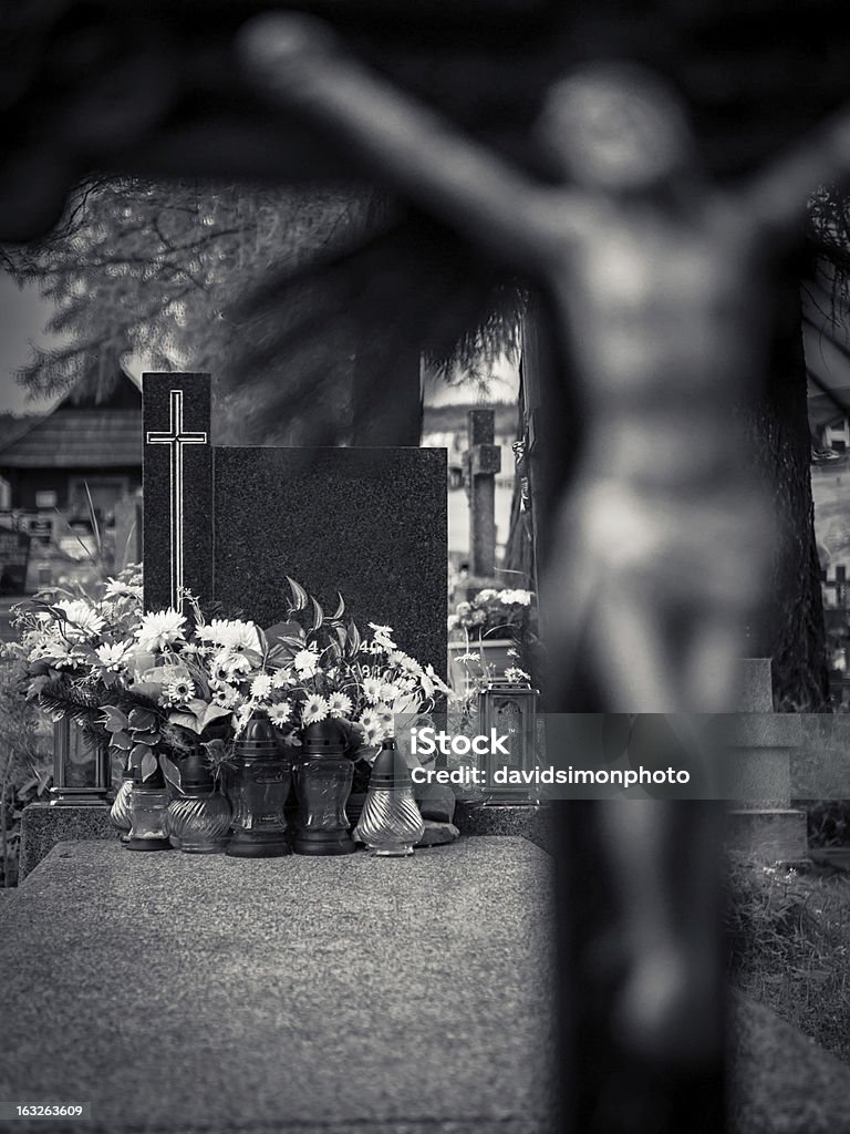 Leere die Gravestone mit Kruzifix den Vordergrund - Lizenzfrei Blume Stock-Foto