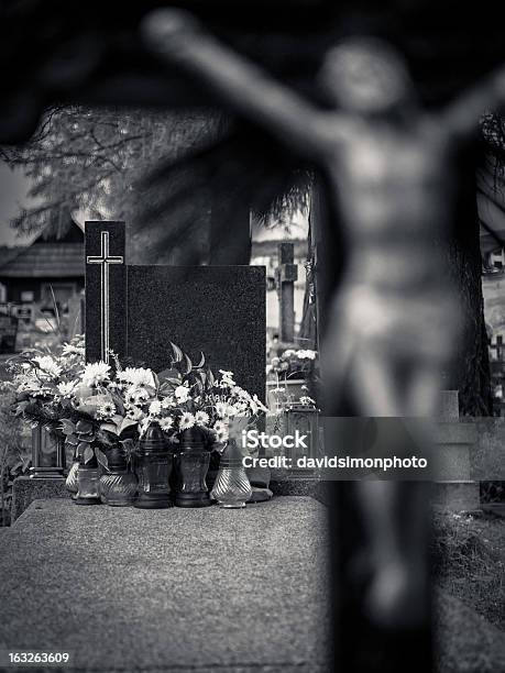 Leere Die Gravestone Mit Kruzifix Den Vordergrund Stockfoto und mehr Bilder von Blume - Blume, Christentum, Denkmal