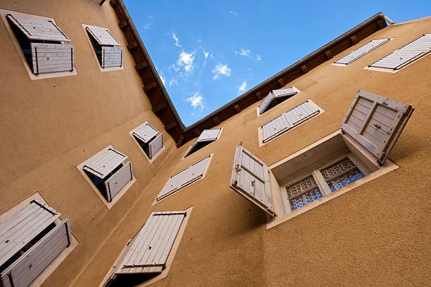 Würde Wand mit shutterd Fenster – Foto