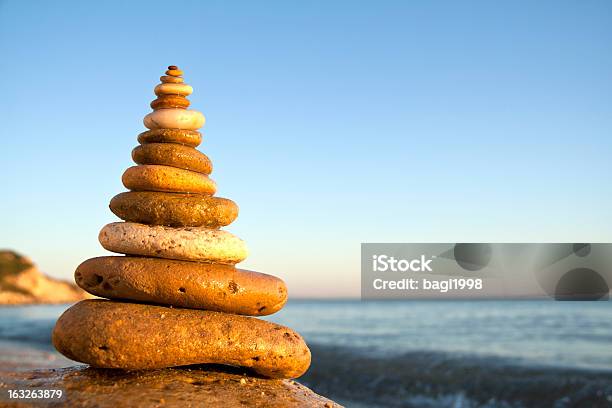 Steine Gleichgewicht Stockfoto und mehr Bilder von Anhöhe - Anhöhe, Buddhismus, Entspannung