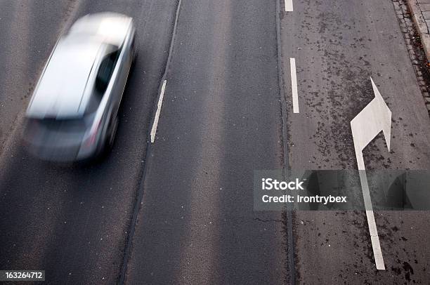 Foto de Movimentos De Veículos E Vire À Direita Na Rua e mais fotos de stock de Atividade - Atividade, Autoestrada, Carro