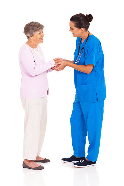 weibliche medizinische arbeiter begrüßung senior frau isoliert - community outreach home caregiver care cheerful stock-fotos und bilder