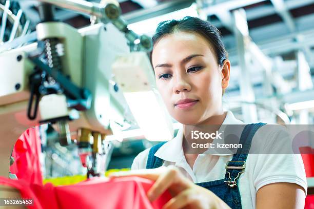 Seamstress W Fabryka Tekstylna - zdjęcia stockowe i więcej obrazów Zatrudnienie i praca - Zatrudnienie i praca, Dokładność, Machinery