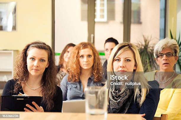 Nur Frauen Seminar Stockfoto und mehr Bilder von Blick in die Kamera - Blick in die Kamera, Deutschland, Erwachsene Person