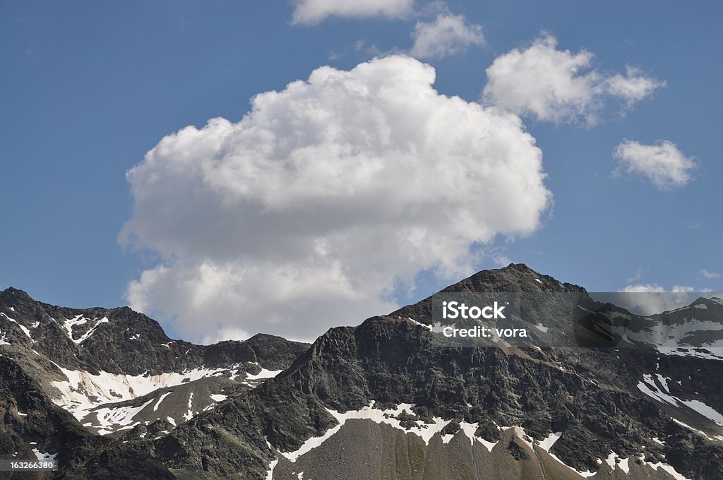 Montanhas e nuvens - Foto de stock de Alpes europeus royalty-free