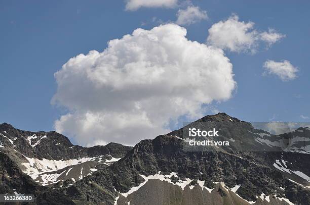 Foto de Montanhas E Nuvens e mais fotos de stock de Alpes europeus - Alpes europeus, Exterior, Fotografia - Imagem