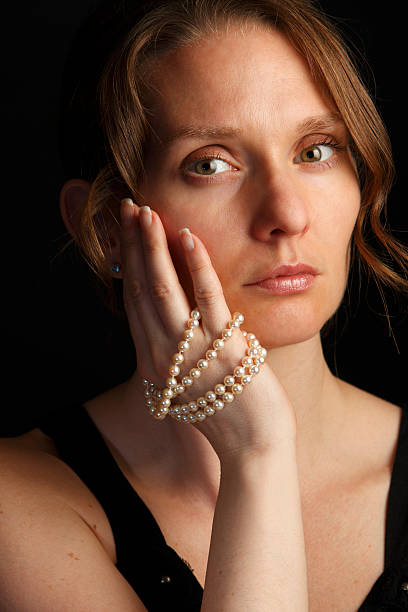 Femme avec collier de perles autour de la main - Photo