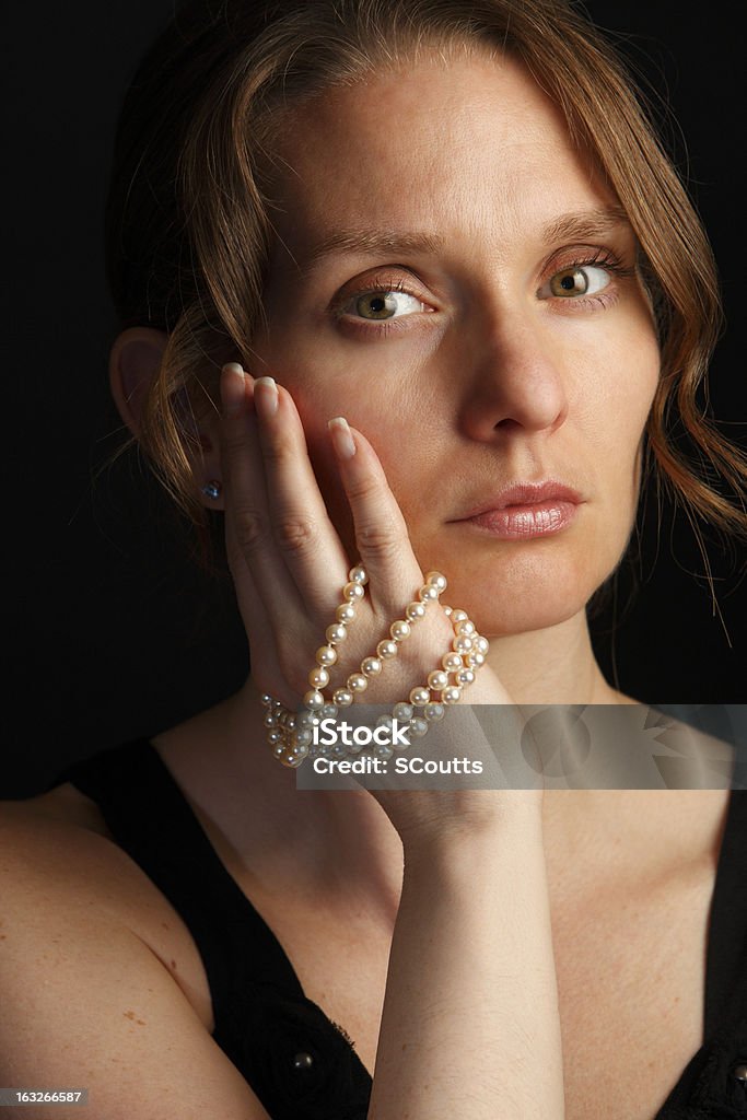 Mulher com colar de pérolas envolto em torno de mão - Foto de stock de 30 Anos royalty-free