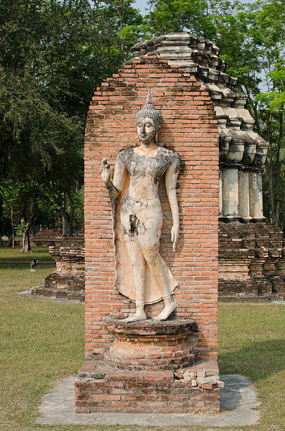 Antiga estátua do Buda em Sukhothai, Tailândia. - foto de acervo