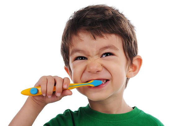 чистить зубы - child brushing human teeth brushing teeth стоковые фото и изображения