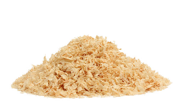 a pile of sawdust on a white background - 鋸屑 個照片及圖片檔