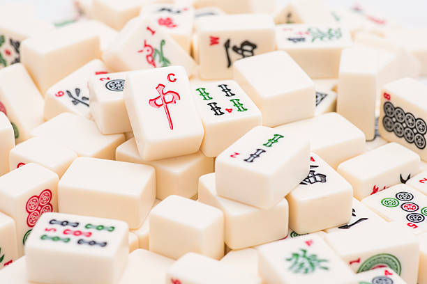 pièces de mah-jong jeu de société - mahjong photos et images de collection