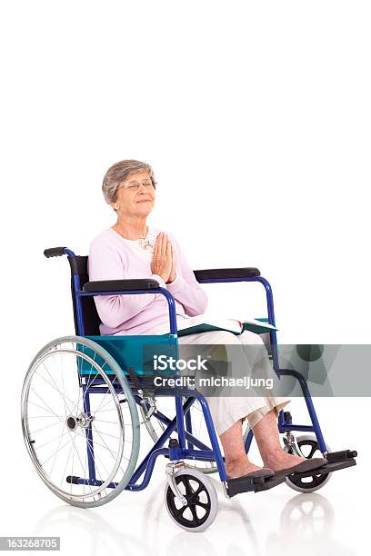 Elderly 앉아 있는 여성 휠체어 및 기도하기 70-79세에 대한 스톡 사진 및 기타 이미지 - 70-79세, 80-89세, 귀여운