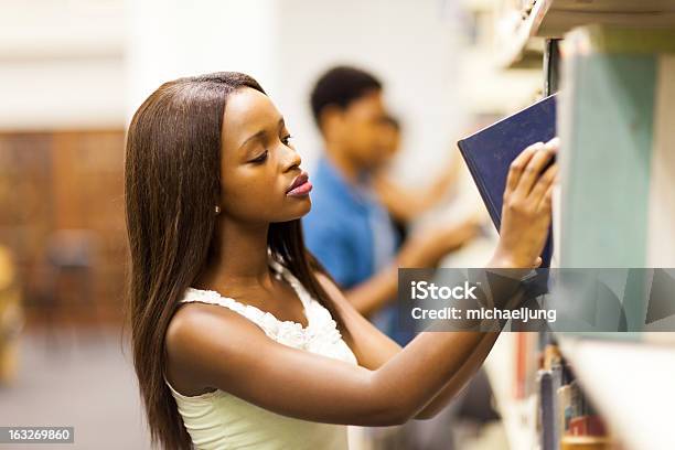 Afrikanische Collegestudenten In Der Bibliothek Stockfoto und mehr Bilder von Afrikanischer Abstammung - Afrikanischer Abstammung, Afro-amerikanischer Herkunft, Attraktive Frau