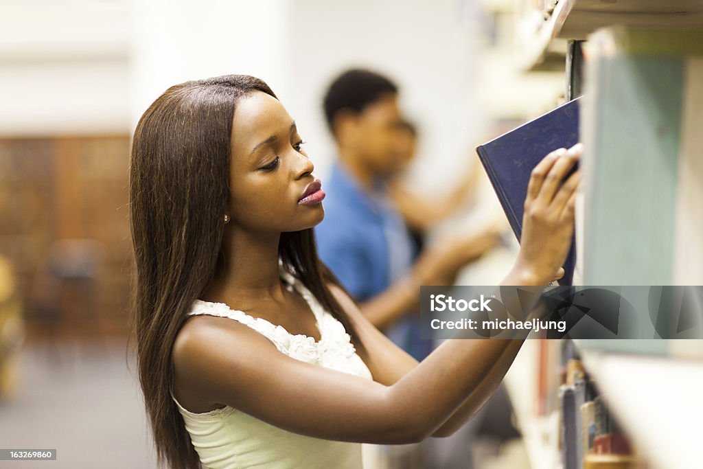 Studenti universitari africani nella Libreria - Foto stock royalty-free di Abbigliamento casual