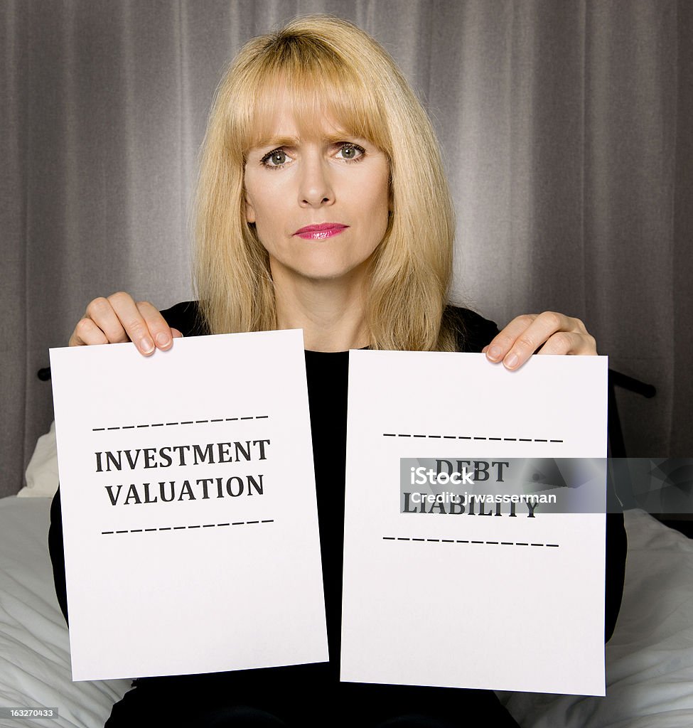 Femme s'adapte mal à investissement évaluation et sur la responsabilité des documents - Photo de Adulte libre de droits
