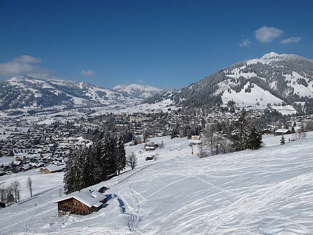 vista de gstaad no inverno - bernese oberland gstaad winter snow imagens e fotografias de stock