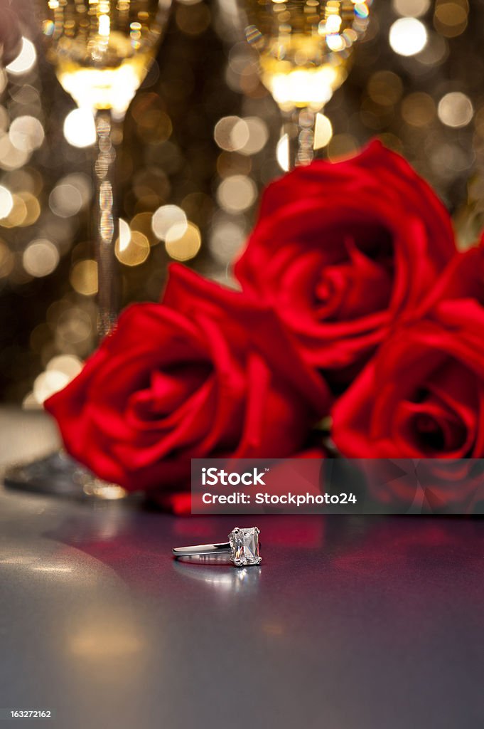 Gioielli anello e rose - Foto stock royalty-free di Ambientazione interna