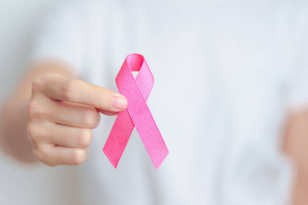 Pink October Breast Cancer Awareness month, woman with pink Ribbon in hospital for support people life and illness. National cancer survivors month, Mother and World cancer day concept mes rosa de concientización sobre el cáncer de mama de octubre, mujer con cinta rosa en el hospital para apoyar la vida y la enfermedad de las personas. mes nacional de los sobrevivientes de cáncer, concepto de la madre y del día mundial contra el cán