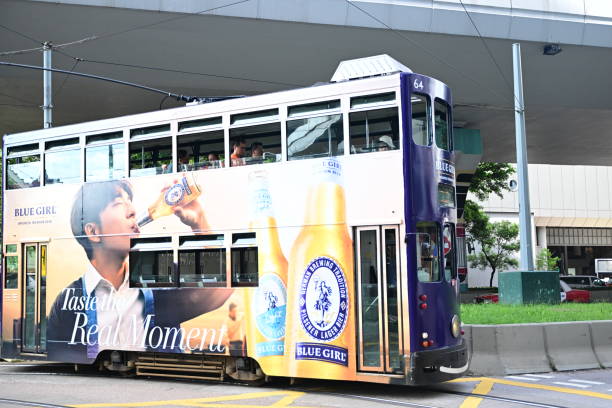 il tram con la pubblicità della ragazza blu nel centro, hong kong - cable car railroad track creativity tramway foto e immagini stock