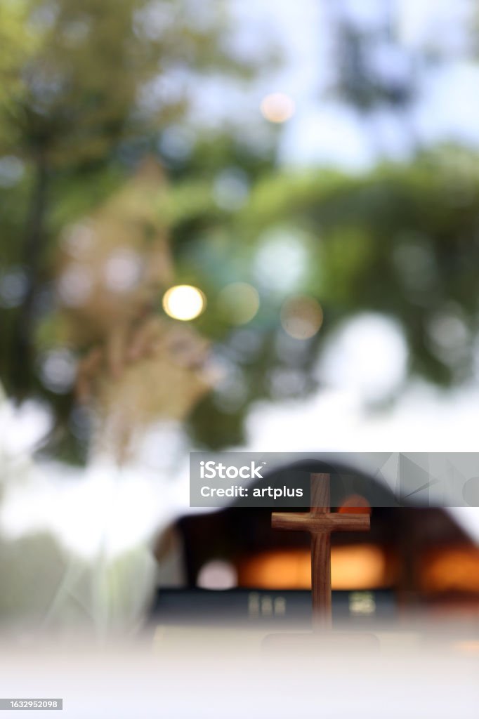 手をつないで祈り礼拝するキリスト教の教会の女性聖書の本イエスキリストの聖なる十字架が窓に映る 1人のストックフォトや画像を多数ご用意