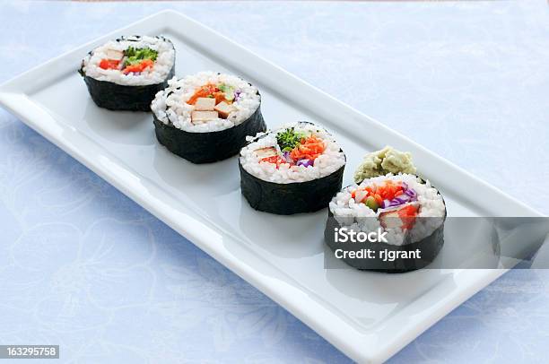 Rollos De Sushi Foto de stock y más banco de imágenes de Aguacate - Aguacate, Alimento, Alimentos cocinados