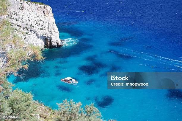 Barca Sulle Acque Azzurre - Fotografie stock e altre immagini di Acqua - Acqua, Baia, Barca da diporto