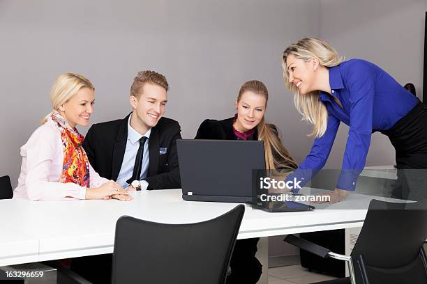 Trabalho De Equipa - Fotografias de stock e mais imagens de Computador - Computador, Reunião, 30-39 Anos