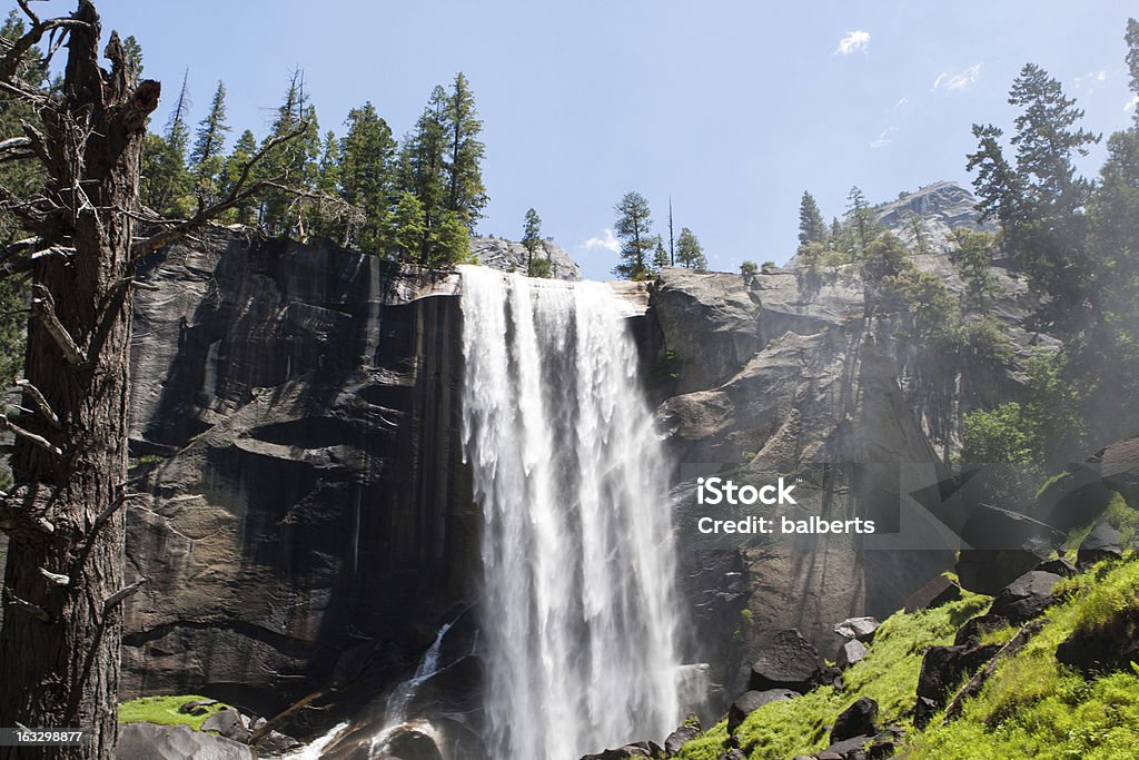 Cascadas de Vernal en verano, Parque Nacional de Yosemite, Kalifornien, EE.UU. - Foto de stock de Agua libre de derechos