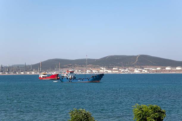 petrolium los petroleros que están en turquía aliaga bahía de izmir - petrolium tanker fotografías e imágenes de stock