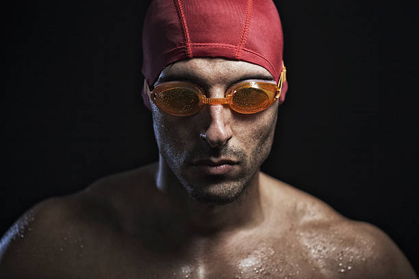 natação sobre preto com tampa e óculos, do sexo masculino. - swimming male isolated swimming goggles imagens e fotografias de stock