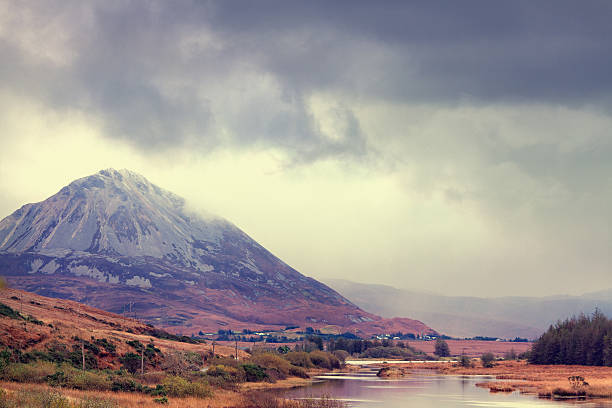 山の暗い雲ます。 - republic of ireland mount errigal mountain landscape ストックフォトと画像