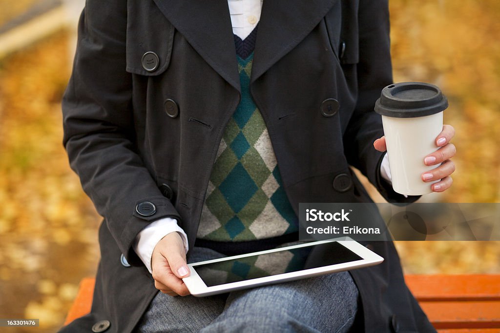 Femme d'affaires à l'aide d'une tablette PC - Photo de Automne libre de droits