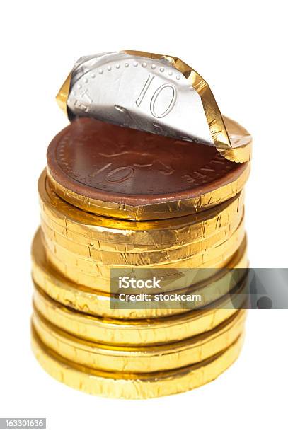Foto de Dinheiro Moedas De Chocolate Branco Empilhadas Em e mais fotos de stock de Moeda de chocolate - Moeda de chocolate, Chocolate, Moeda Corrente
