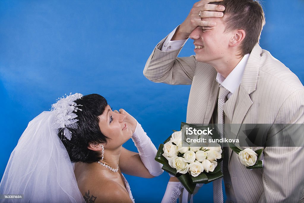 Lo sposo e la sposa in una situazione di conflitto - Foto stock royalty-free di Adulto