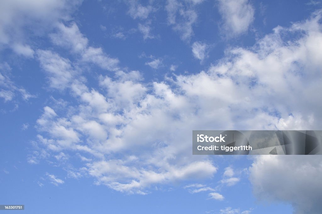 Nuages blancs sur bleu ciel - Photo de Abstrait libre de droits