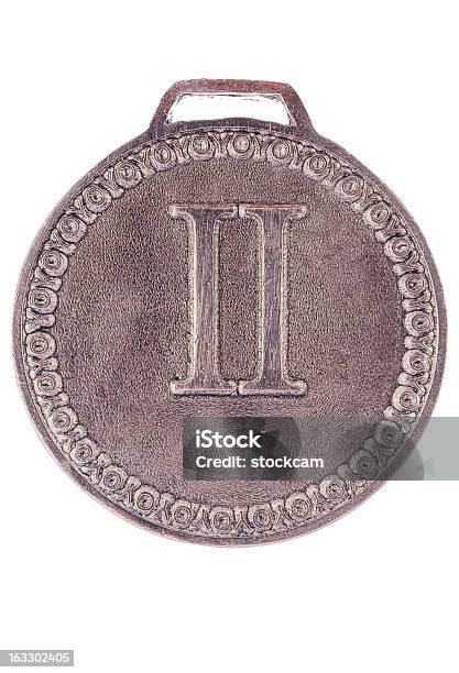 Photo libre de droit de Médaille Dargent Avec Numéro 2 banque d'images et plus d'images libres de droit de Argent - Argent, Médaille - Produit artisanal, Agiter une carotte