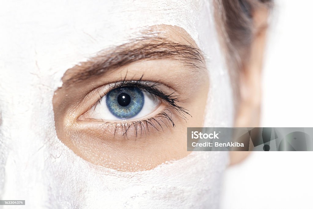 Primo piano di una bambina che indossa una maschera viso Argilla - Foto stock royalty-free di Adulto