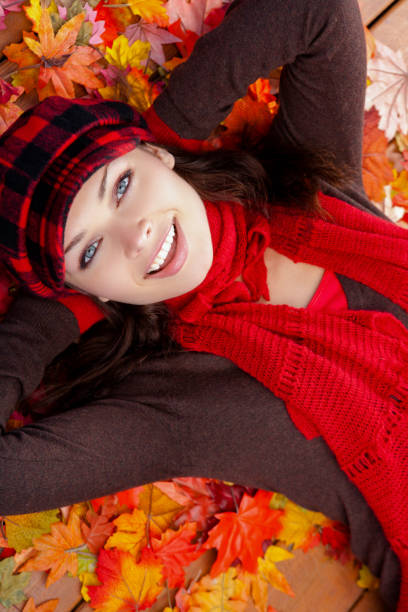 istock Young woman Autumn portrait 1633066032