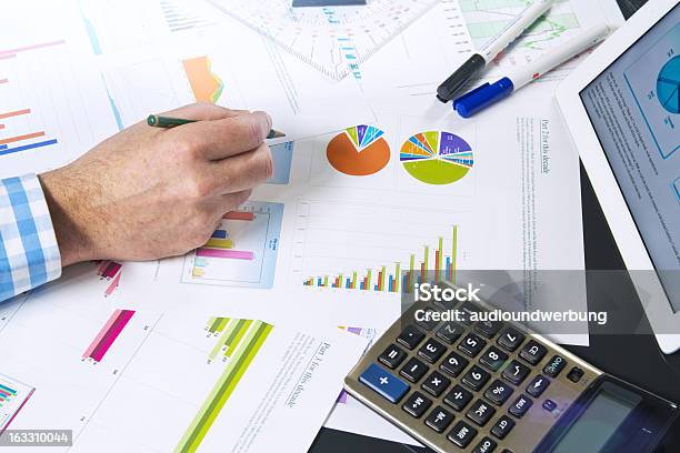 Rechnen Sie Mit Businessdokumenten Stockfoto und mehr Bilder von Analysieren - Analysieren, Arbeit und Beschäftigung, Arbeiten