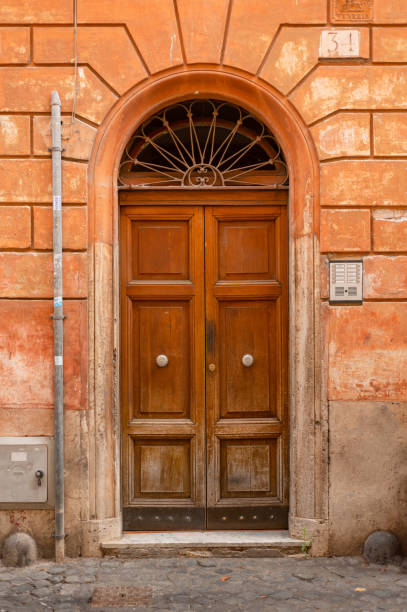 piękne rzeźbione drewniane zabytkowe drzwi w stylu vintage na ulicy w obszarze trastevere - antique signs obrazy zdjęcia i obrazy z banku zdjęć
