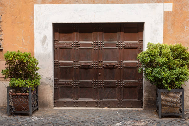 piękne rzeźbione drewniane zabytkowe drzwi w stylu vintage na ulicy w obszarze trastevere - antique signs obrazy zdjęcia i obrazy z banku zdjęć