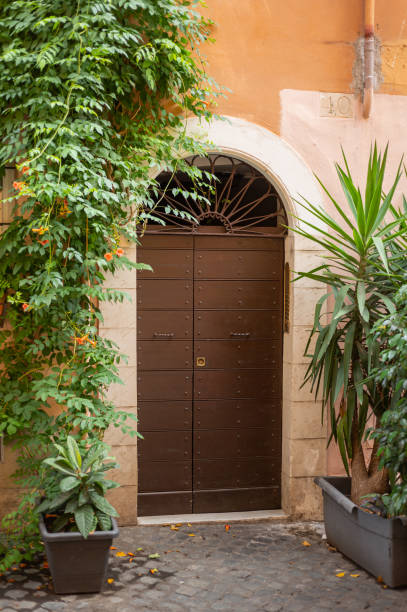 piękne rzeźbione drewniane zabytkowe drzwi w stylu vintage na ulicy w obszarze trastevere - antique signs obrazy zdjęcia i obrazy z banku zdjęć